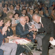 SukranGunleri1.pngBir vatandaş, İzzet Baysal’a sahnede okuduğu şiirini sunuyor... (1987)
